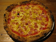 ラ・ビエール／あらびきソーセージとコーンのピザ