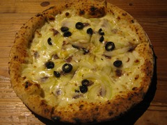 ラ・ビエール／アンチョビとオニオン＆黒オリーブのピザ