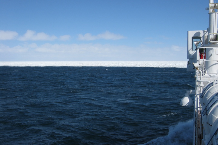 砕氷船「おーろら」から／前方に見えるのが流氷