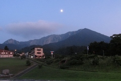 伯耆大山／三鈷峰〜弥山までの稜線と月