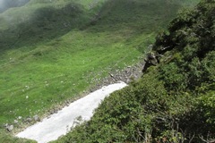 鳥海山／外輪山から千蛇谷コースを行くハイカーを見下ろす