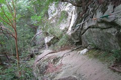 大崩山／谷側に傾斜したツルツル岩の上を「へつる」