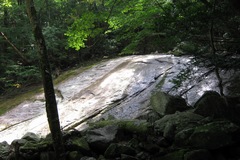 大崩山／滑り台のような大岩の上を水が流れる