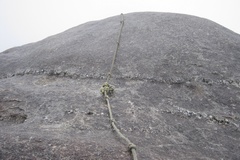 大崩山／下和久塚手前、ロープの垂れ下がるツルツル岩