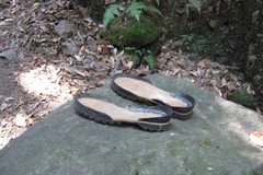 開聞岳／登山道上に放置された謎の靴底