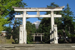 岩木山神社の鳥居と岩木山山頂