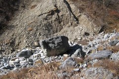 槍ヶ岳ハイキング／水俣乗越への分岐の目印となる岩