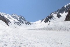 大雪渓から白馬岳へ／四合雪渓付近から稜線を見上げる