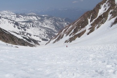 大雪渓から白馬岳へ／登って来た斜面を振り返る