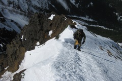 八ヶ岳・赤岳を目指す／地蔵尾根ルートの急斜面を登る