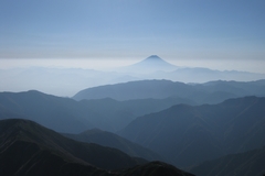 秋の白峰三山縦走／北岳山頂から望む富士