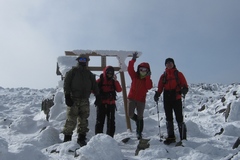 雪の蓼科山ハイキング／山頂にて記念撮影（１）
