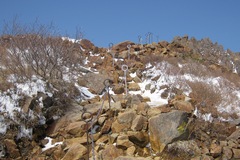 那須茶臼岳・朝日岳ハイキング／朝日岳への登りは基本的に岩山歩き
