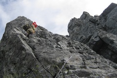 別山尾根から剱岳ハイキング／カニが這うがごとく「カニのたてばい」を通過中（３）