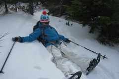 黒斑山スノーシューハイキング／「表コース」にて・雪と戯れるギャル